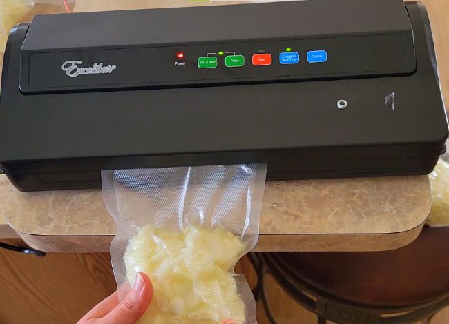 How long can the vacuum-sealing process preserve the onion